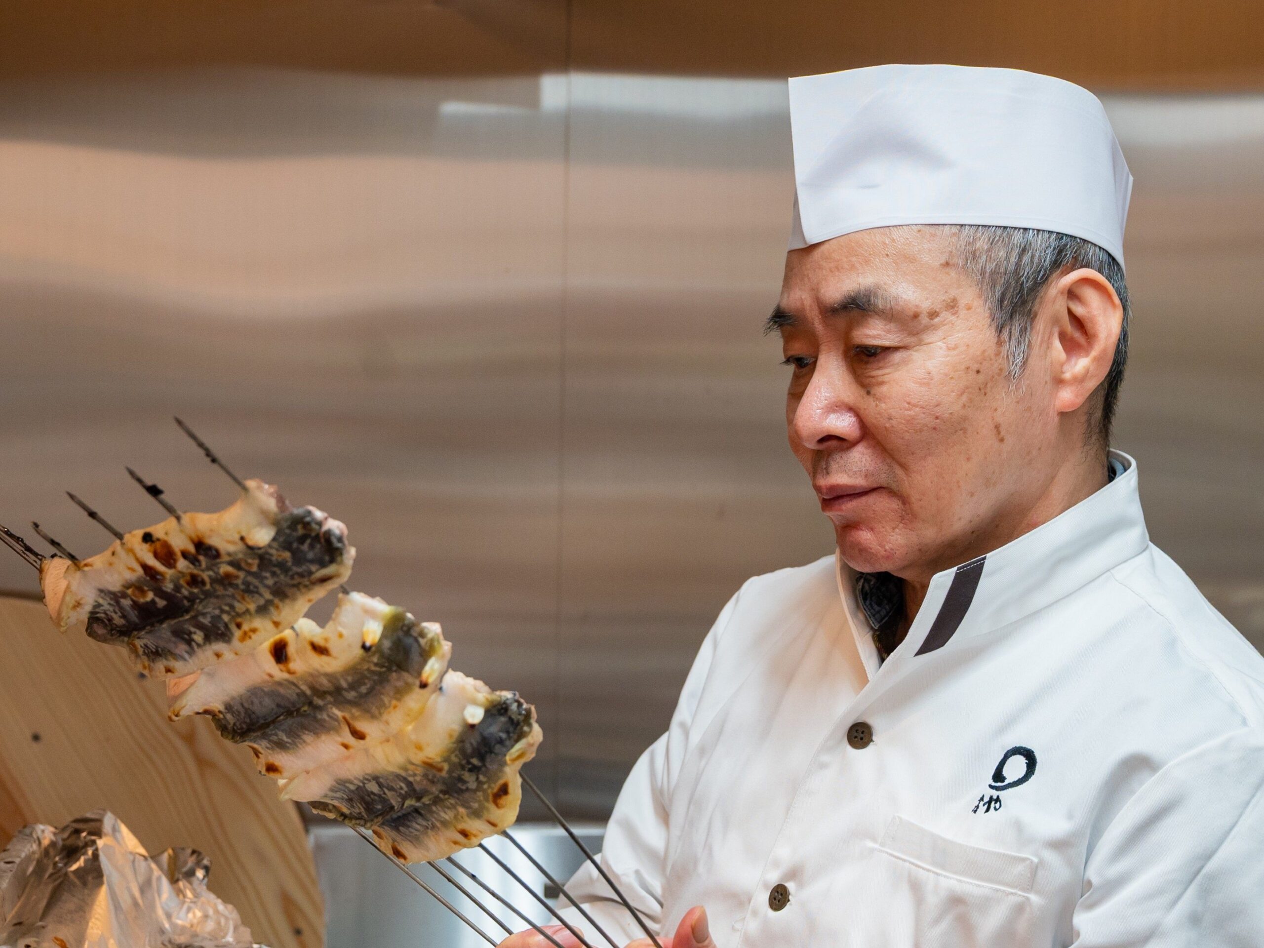 まるや本店の職人がうなぎを焼く様子